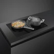 Kép 2/5 - SMEG PÁRAELSZÍVÓVAL INTEGRÁLT INDUKCIÓS FŐZŐLAP, Universal design, 70x52 cm, design rács, fekete üveg