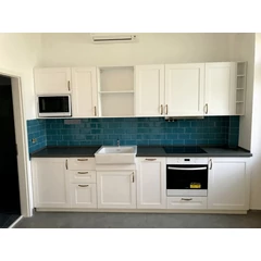 feher_konyhabutor_szurke_pulttal feher_konyhabutor_szurke_pulttal